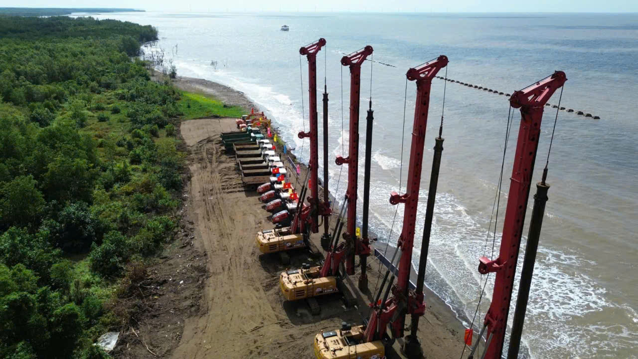 Huế, Đà Nẵng, Đắk Lắk, Cà Mau, An Giang khởi công đồng loạt nhiều dự án cơ sở hạ tầng Tỉnh Cà Mau đồng loạt khởi công nhiều dự án quan trọng trong ngày 19/8. Ảnh: CTV