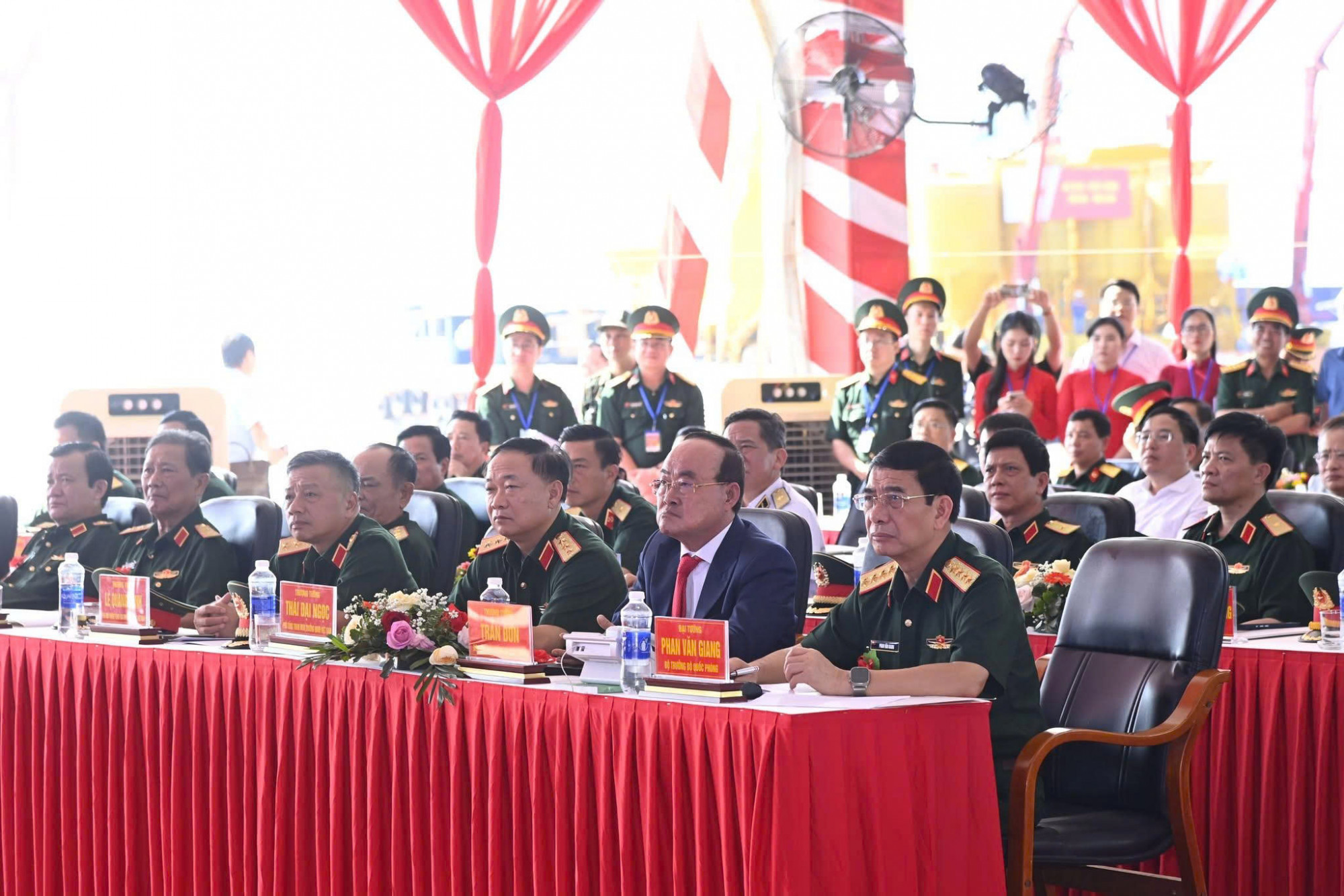 Huế, Đà Nẵng, Đắk Lắk, Cà Mau, An Giang khởi công đồng loạt nhiều dự án cơ sở hạ tầng Đại tướng Phan Văn Giang - Bộ trưởng Bộ Quốc phòng - cho biết, Bộ Quốc phòng