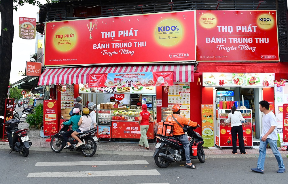 Cửa hàng Trung thu chính hãng miniBAO đã sáng đèn từ sớm, mang đến đa dạng sự lựa chọn với các dòng bánh truyền thống lẫn cao cấp, cùng các tiện ích: xuất hóa đơn hỗ trợ doanh nghiệp, in logo cá nhân hóa, thông điệp ý nghĩa trên các thiệp chúc mừng, miễn phí giao hàng toàn quốc…