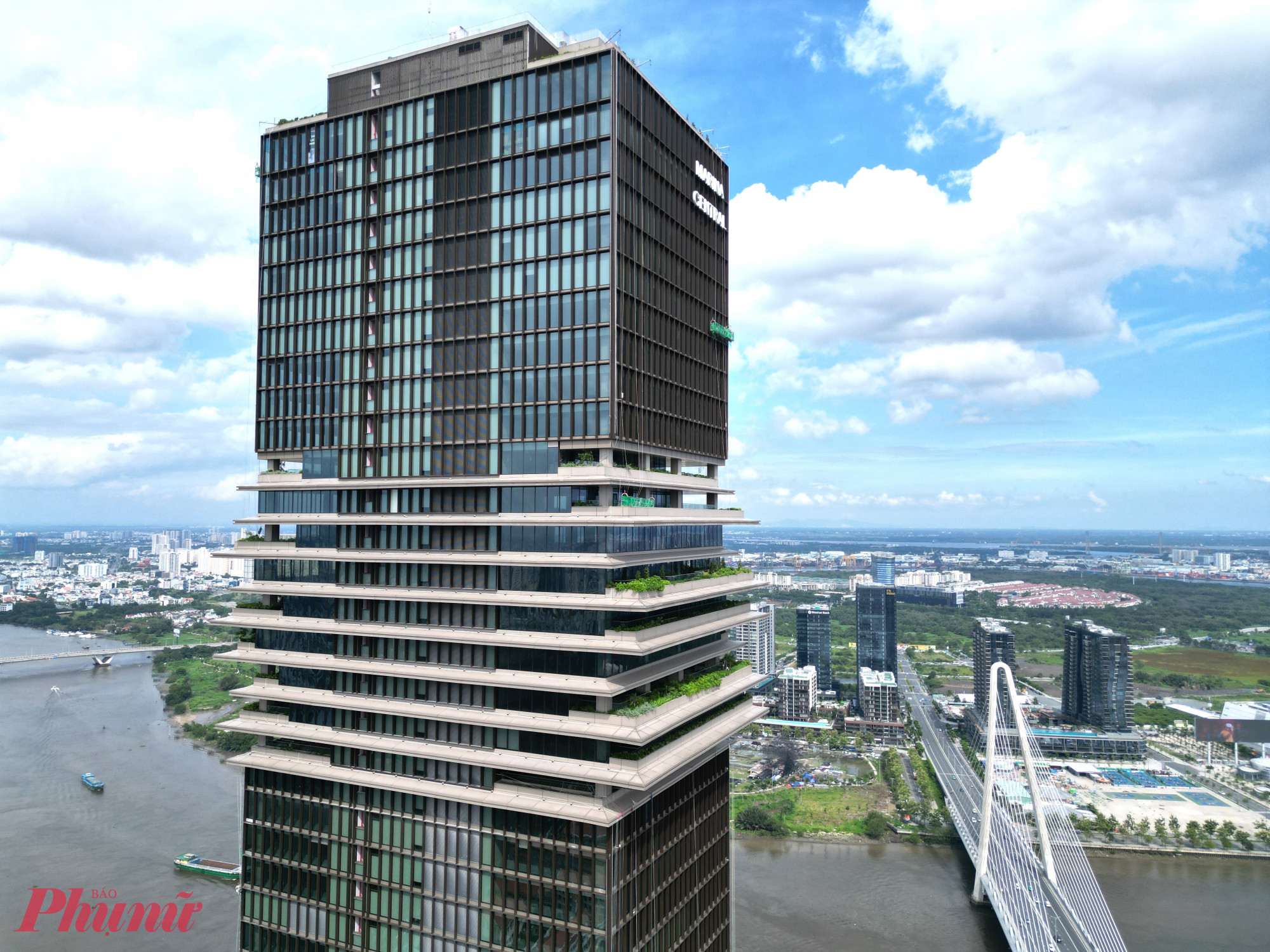 Saigon Marina IFC được phát triển theo mô hình đa chức năng, tích hợp văn phòng hạng A, trung tâm thương mại, khách sạn, không gian hội họp và các tiện ích cao cấp, có thể phục vụ khoảng 10.000 người làm việc thường xuyên.