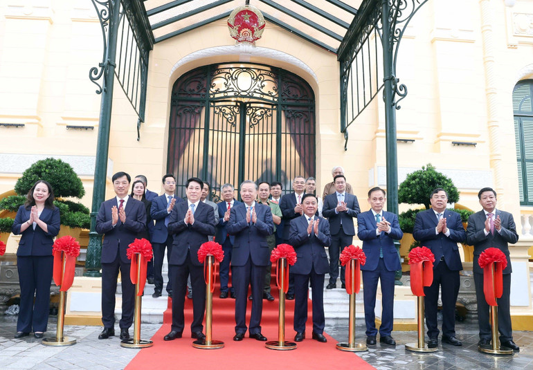 Sáng 19/8/2025, Tổng Bí thư Tô Lâm và Chủ tịch nước Lương Cường dự Lễ bàn giao Dự án cải tạo, sửa chữa, nâng cấp, xây mới Trụ sở làm việc Cơ quan Chủ tịch nước (trước đây là Di tích lịch sử cách mạng Bắc Bộ phủ) tại số 2 phố Lê Thạch, Hà Nội). Ảnh: Thống Nhất - TTXVN