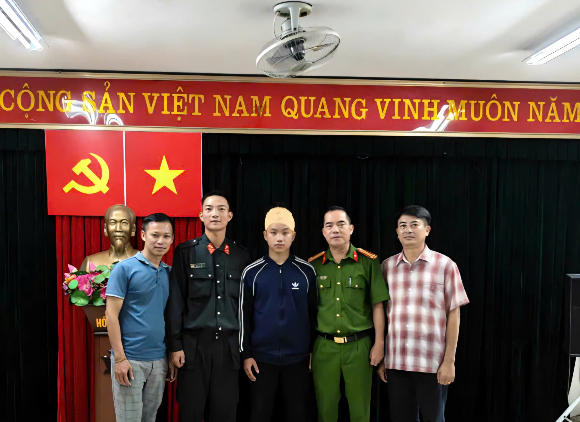Nạn nhân gặp tai nạn giao thông đến cảm ơn cán bộ, chiến sĩ CSCĐ. Ảnh: Công an cung cấp.