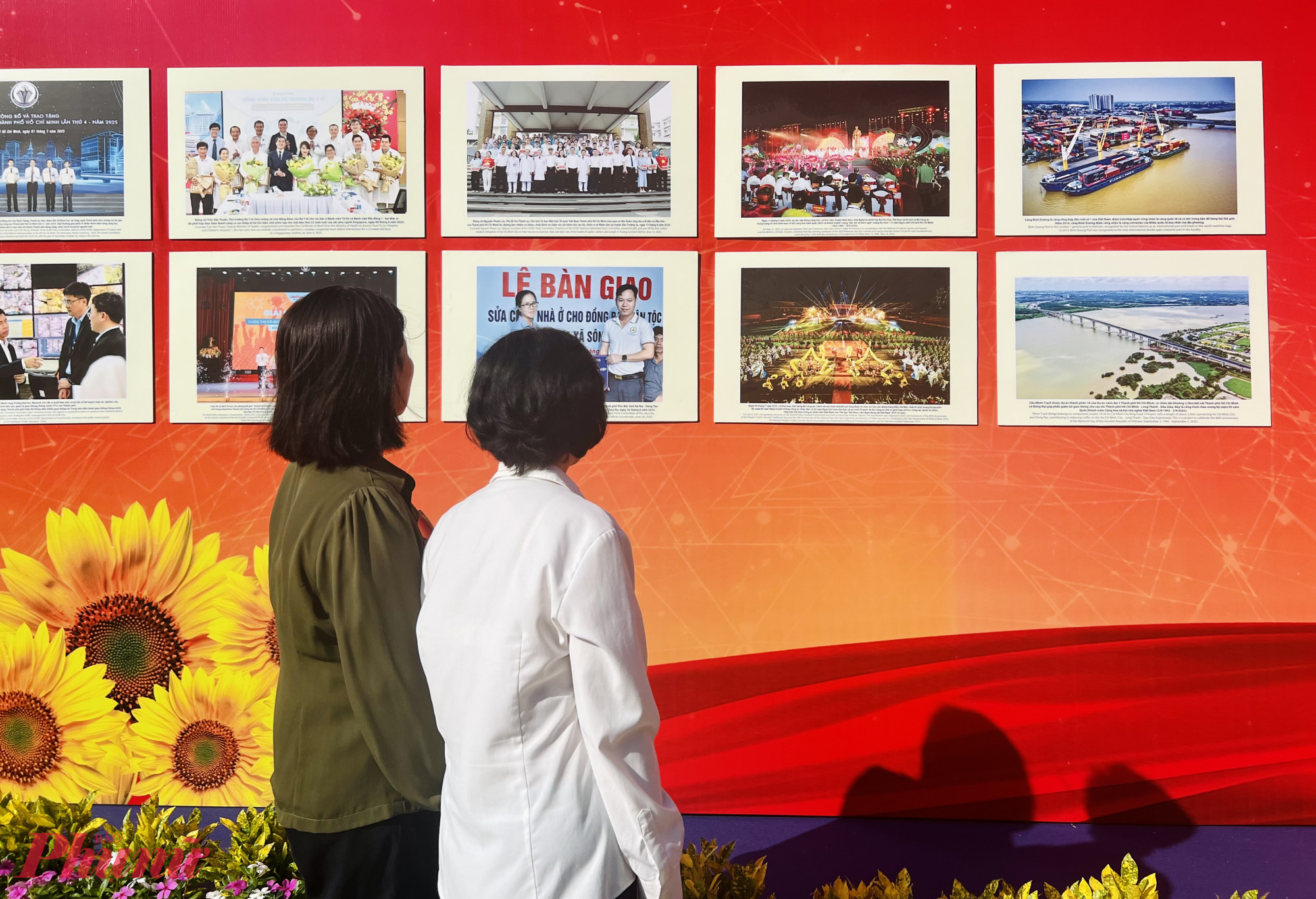 Người dân tham quan triển lãm