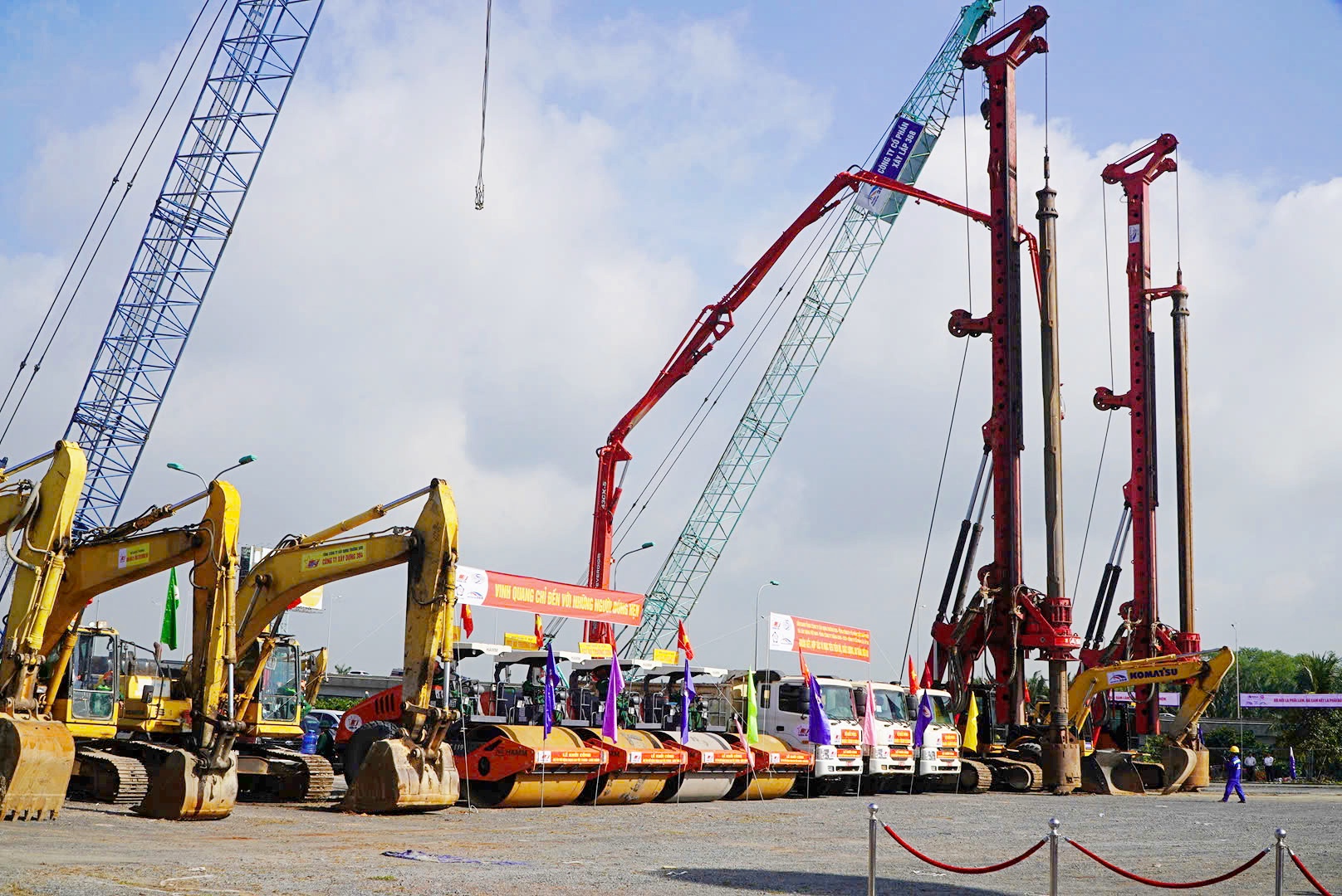 Nhiều máy móc được huy động phục vụ lễ khởi công dự án mở rộng cao tốc TP.HCM - Long Thành.
