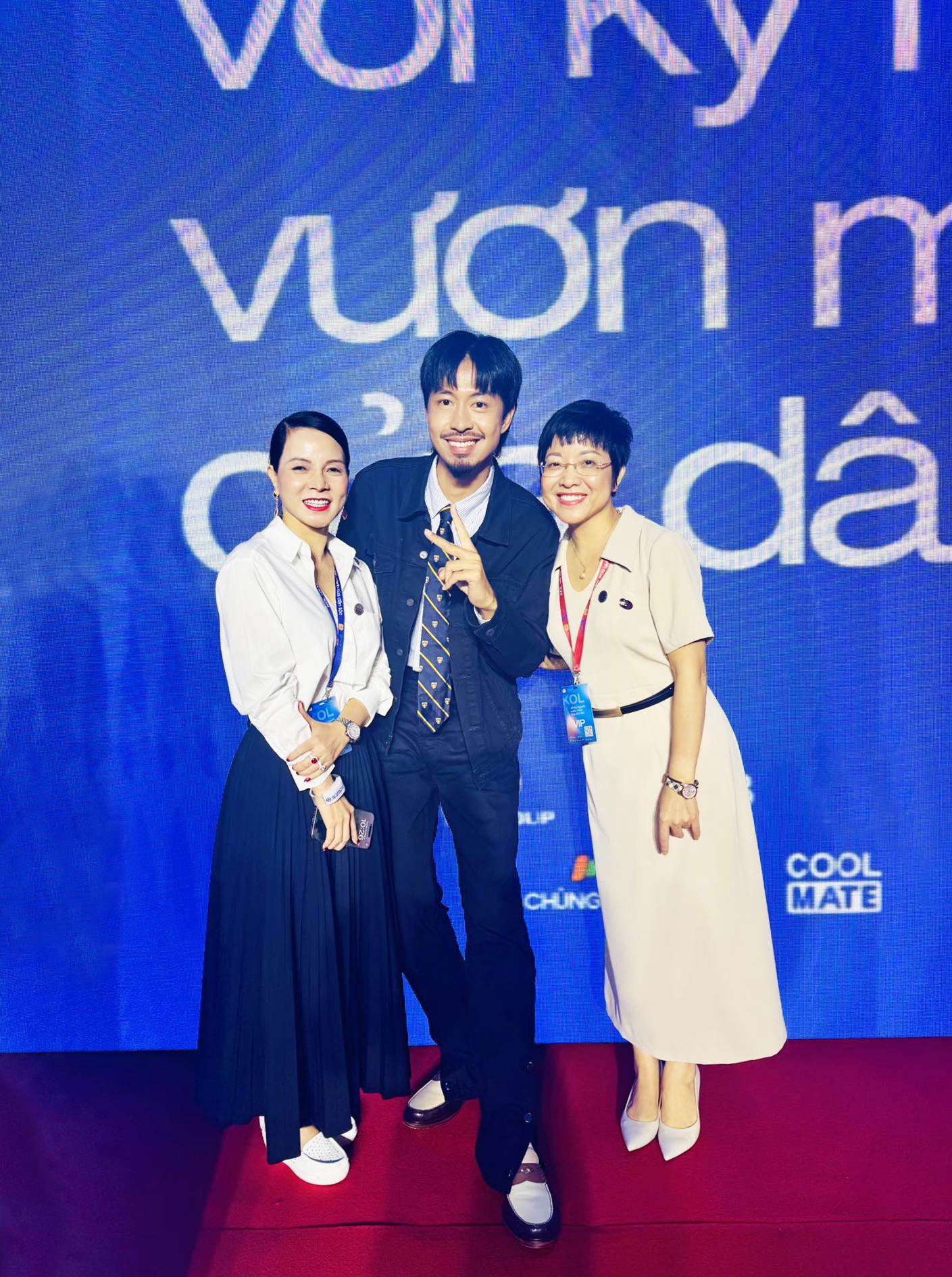 MC Thảo Vân (bìa phải) và rapper Đen Vâu (giữa) tại hội nghị KOL với kỷ nguyên vươn mình của dân tộc - Ảnh do nhân vật cung cấp