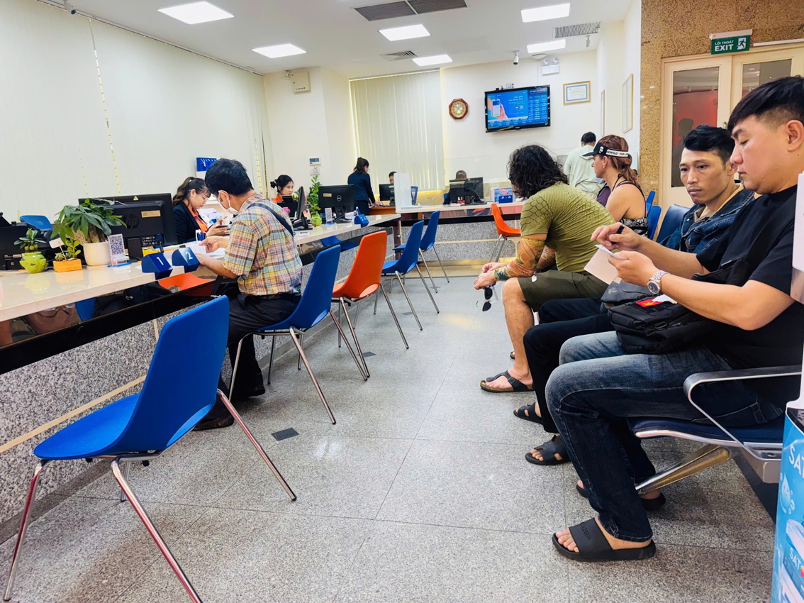 Khách hàng giao dịch tại Sacombank Nguyễn Văn Trỗi
