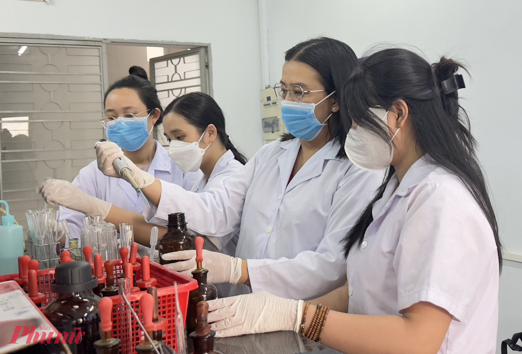 Phó giáo sư, tiến sĩ Mai Huỳnh Cang hướng dẫn sinh viên làm nghiên cứu khoa học tại phòng Lab của trường - Ảnh: Nguyễn Loan