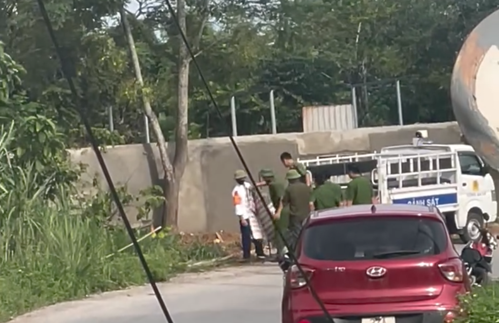 Công an khám nghiệm, điều tra nguyên nhân vụ việc - Ảnh: Khánh Trung