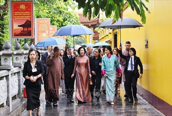Phu nhân Chủ tịch nước Lương Cường cùng Hoàng hậu Bhutan Jetsun Pema Wangchuck thăm chùa Trấn Quốc. Ảnh: Minh Đức/TTXVN