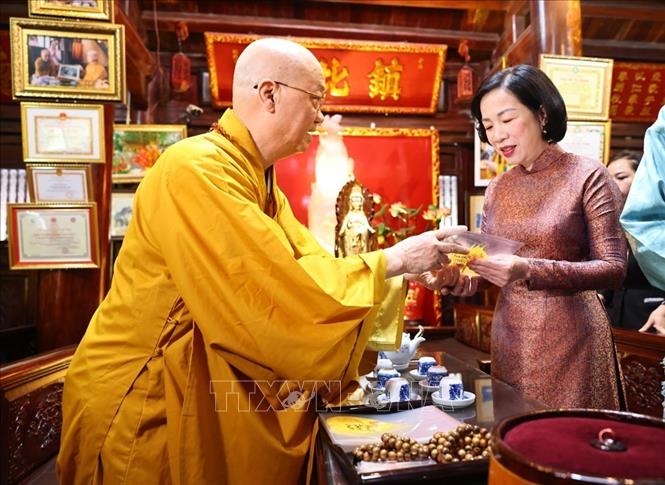 Hòa thượng Thích Thanh Nhã, Trụ trì chùa Trấn Quốc trao tặng lá bồ đề cho bà Nguyễn Thị Minh Nguyệt, Phu nhân Chủ tịch nước Lương Cường và Hoàng hậu Bhutan Jetsun Pema Wangchuck. Ảnh: Minh Đức/TTXVN