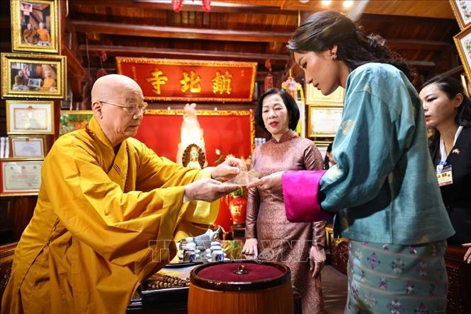 Hòa thượng Thích Thanh Nhã, Trụ trì chùa Trấn Quốc trao tặng lá bồ đề cho bà Nguyễn Thị Minh Nguyệt, Phu nhân Chủ tịch nước Lương Cường và Hoàng hậu Jetsun Pema Wangchuck. Ảnh: Minh Đức/TTXVN