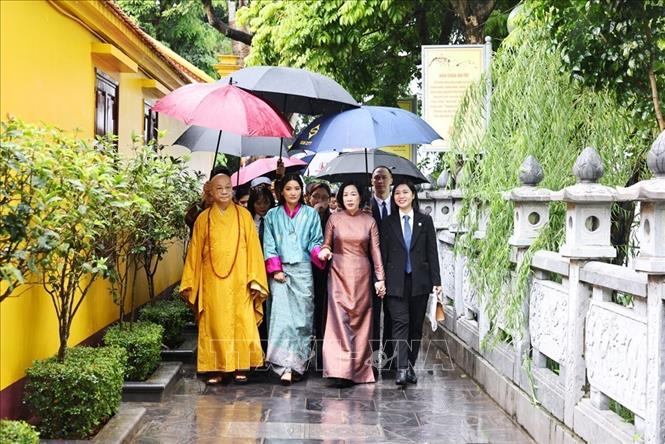 Phu nhân Chủ tịch nước Lương Cường cùng Hoàng hậu Bhutan Jetsun Pema Wangchuck thăm chùa Trấn Quốc. Ảnh: Minh Đức/TTXVN