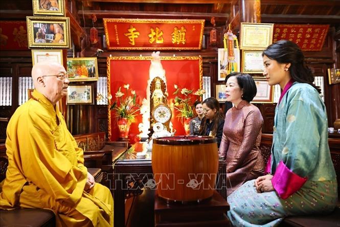 Hòa thượng Thích Thanh Nhã, Trụ trì chùa Trấn Quốc giới thiệu về lịch sử chùa với bà Nguyễn Thị Minh Nguyệt, Phu nhân Chủ tịch nước Lương Cường và Hoàng hậu Bhutan Jetsun Pema Wangchuck. Ảnh: Minh Đức/TTXVN