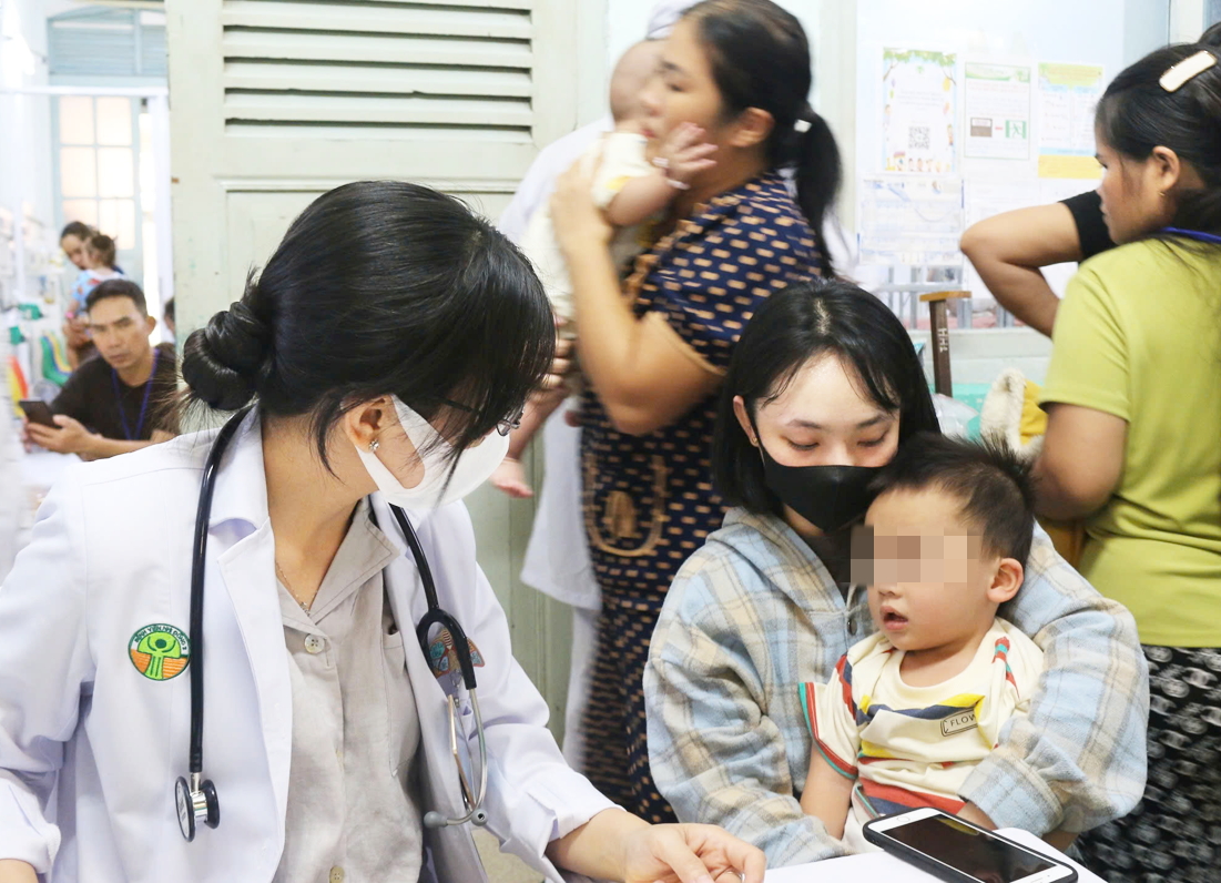 Bác sĩ Khoa Hô hấp 1, Bệnh viện Nhi Đồng 2 (TPHCM) thăm khám cho trẻ 