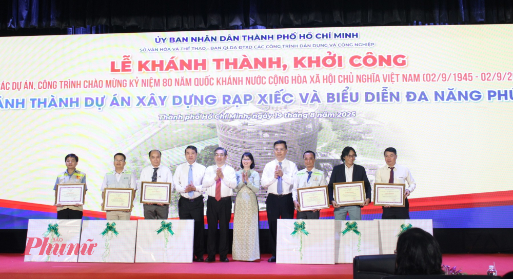 Lãnh đạo TPHCM tặng quà tri ân các 