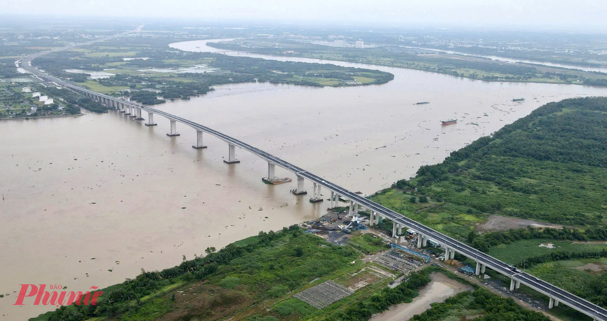 Cầu Nhơn Trạch dài gần 2,6km, tĩnh không thông thuyền 30,5m. Ảnh: Nguyễn Văn 
