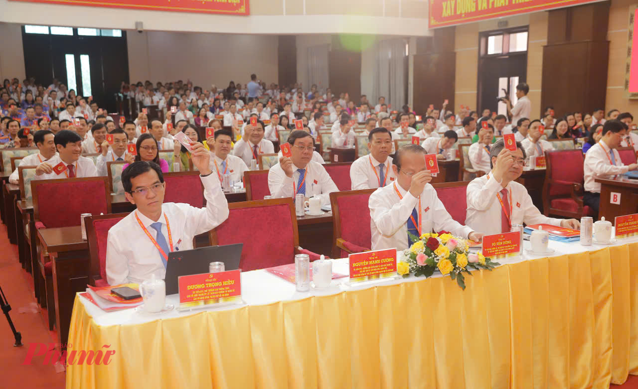 Đại biểu tham gia biểu quyết thông qua một số nội dung tại phiên trù bị 