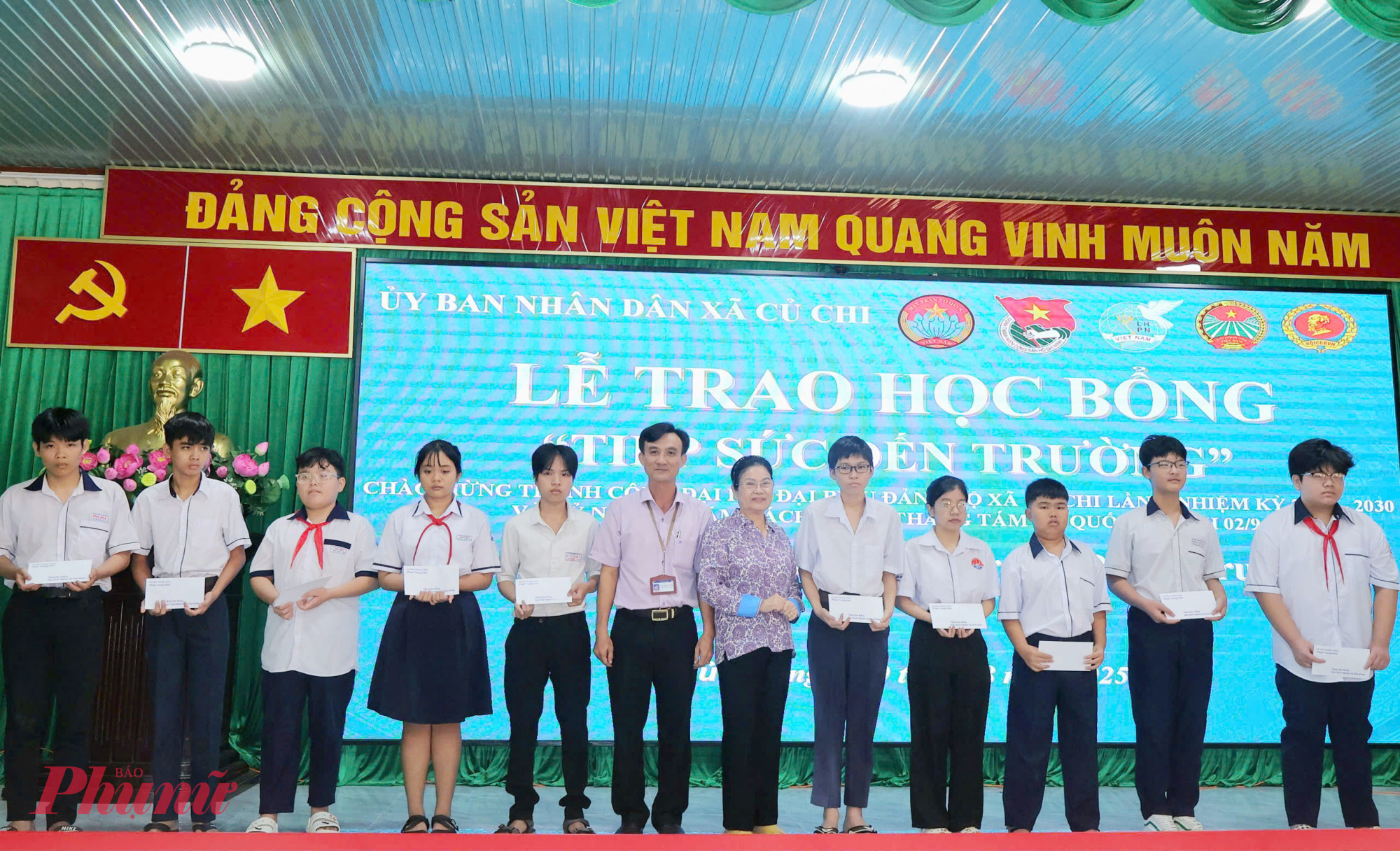 Dịp này, Thượng tướng Phan Trung Kiên tổ chức lễ trao học bổng “Tiếp sức đến trường” năm 2025
