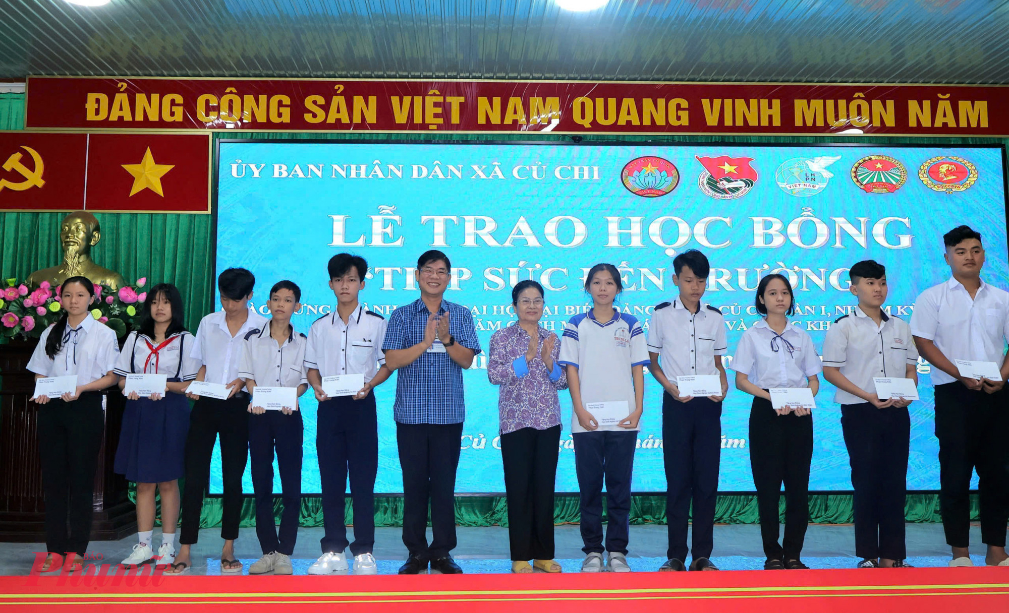 Lãnh đạo địa phương và gia đình Thượng tướng Phan Trung Kiên tổ chức lễ trao học bổng “Tiếp sức đến trường” năm 2025