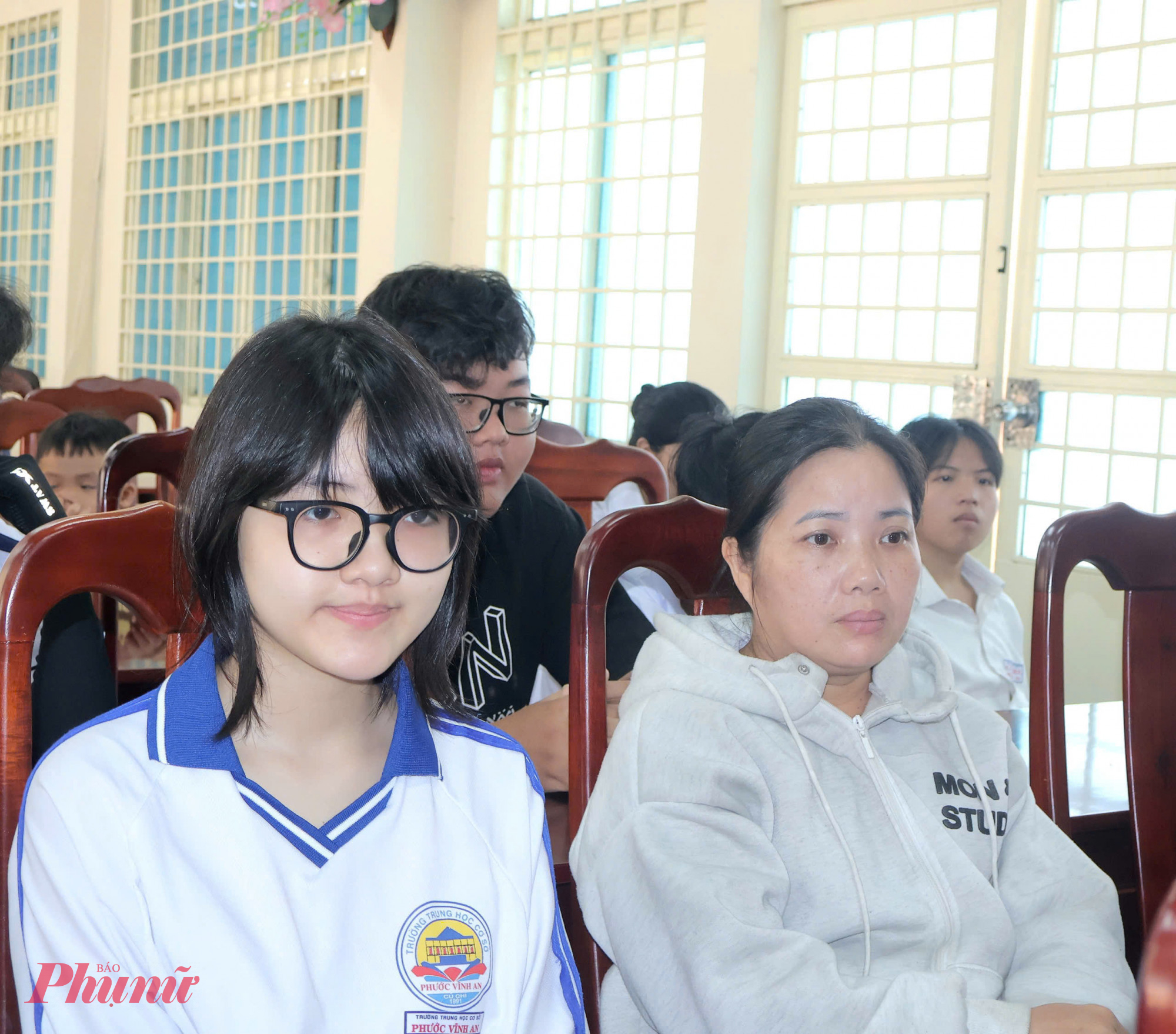 Niềm vui của các em học sinh nhận được các suất học bổng nhân 