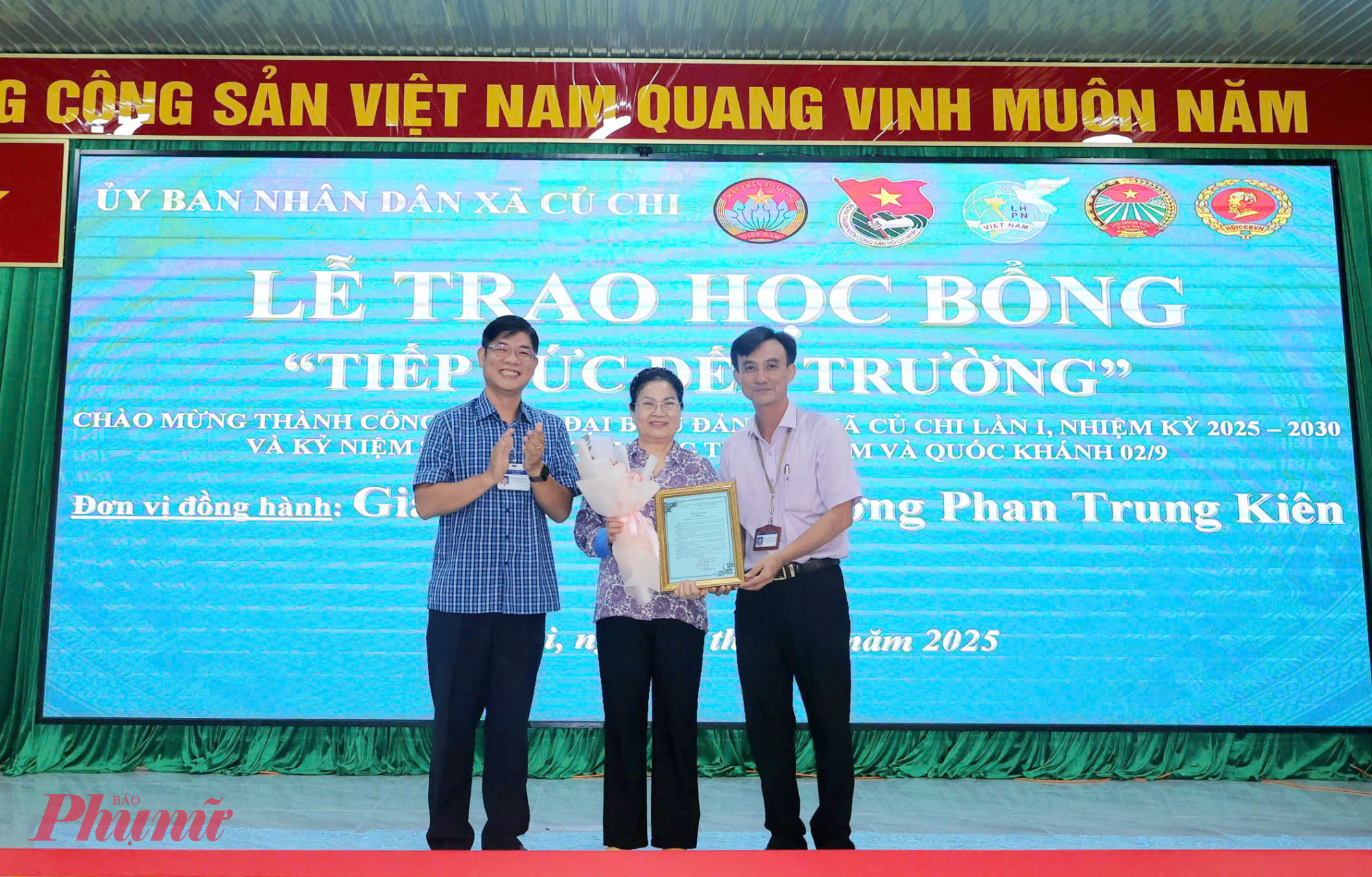 Lãnh đạo địa phương trao thư cảm ơn gia đình Thượng tướng Phan Trung Kiên 