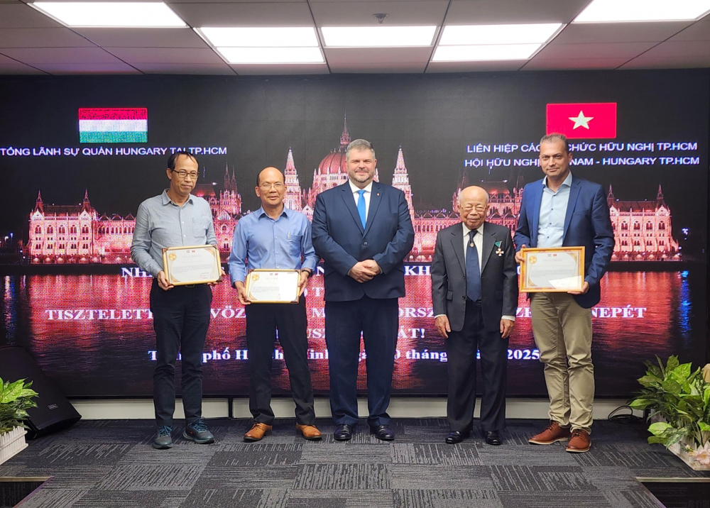 Ông Lehőcz Gábor và ông Lê Minh Triết gửi món quà cảm ơn đến nhà tài trợ cho chương trình