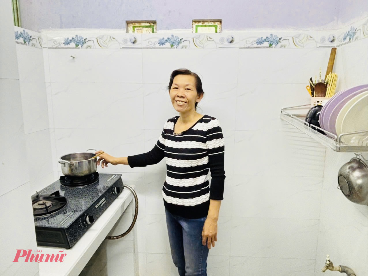 Chị Ngọc vui mừng khi có góc bếp mới sạch sẽ, khang trang