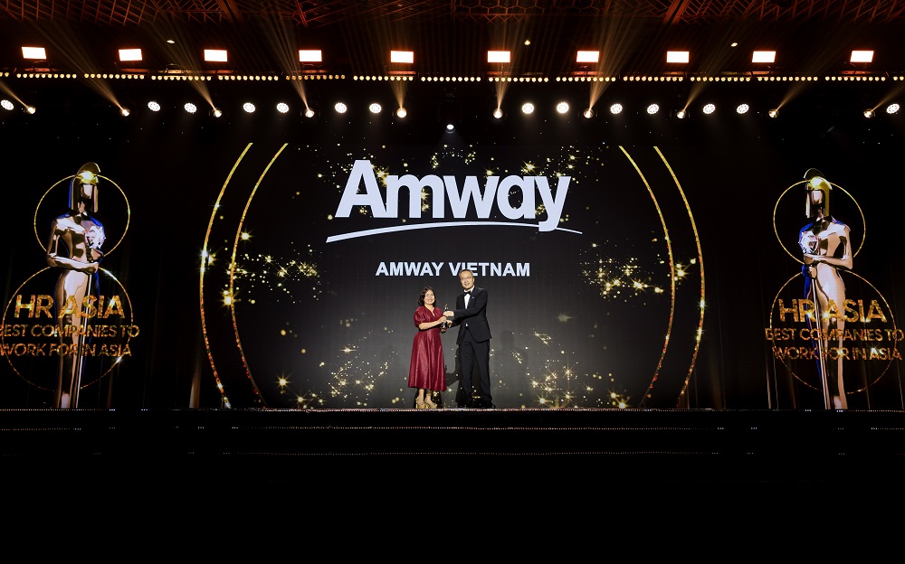 Đại diện Amway Việt Nam nhận giải tại “HR Asia - Nơi làm việc tốt nhất châu Á 2025”