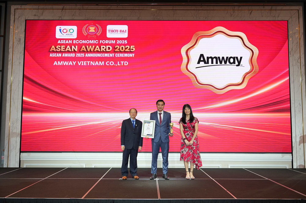 Ông Nguyễn Phương Sơn - Giám đốc Đối ngoại Amway Việt Nam nhận giải thưởng từ Ban tổ chức - Ảnh: Amway Việt Nam