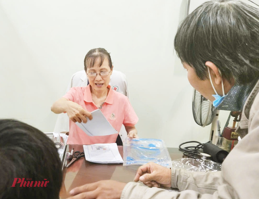 Bác sĩ Hồ Phạm Thục Lan luôn dành thời gian phân tích kỹ cho bệnh nhân