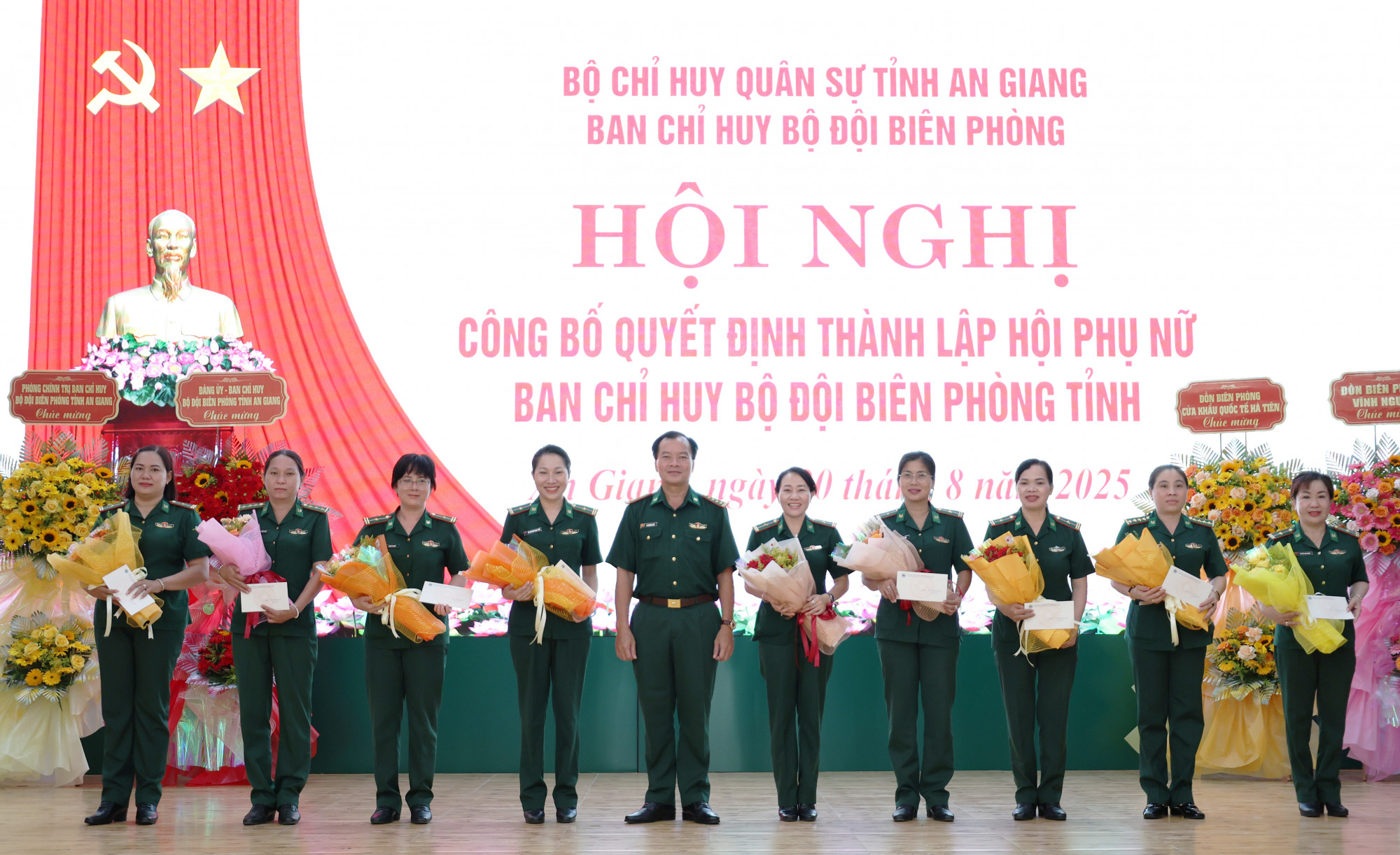 Lãnh đạo Ban chỉ huy Bộ đội Biên phòng tặng hoa cho Hội phụ nữ - Ảnh Tuấn Kiệt