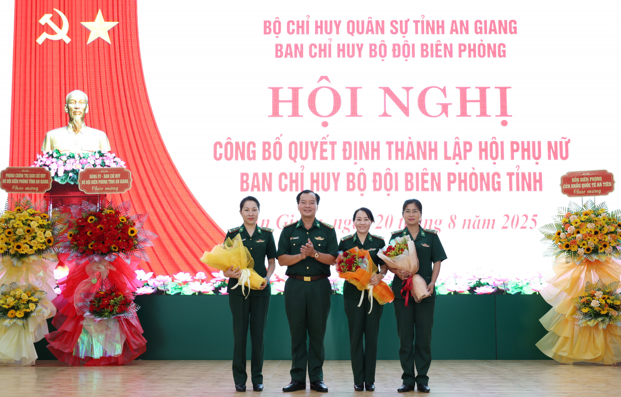 Lãnh đạo Ban chỉ huy Bộ đội Biên phòng tỉnh An Giang trao quyết định thành lập Hội phụ nữ - Ảnh Tuấn Kiệt