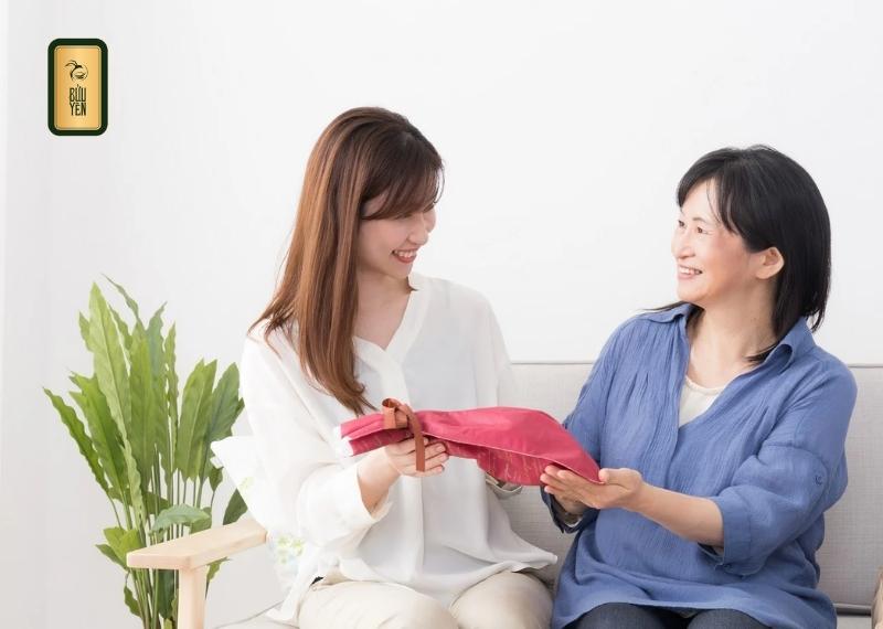 Vợ chủ động biếu tiền cha mẹ chồng hàng tháng khiến tôi rất xúc động. (Hình minh hoạ)