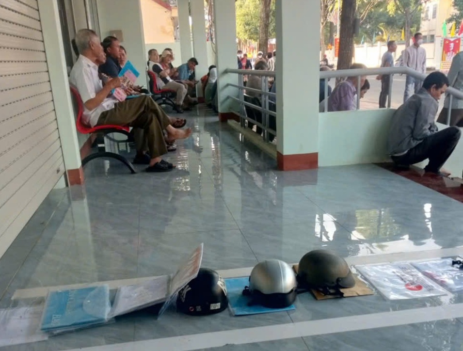 Người dân đặt nón bảo hiểm để... giành chỗ - Ảnh: MXH