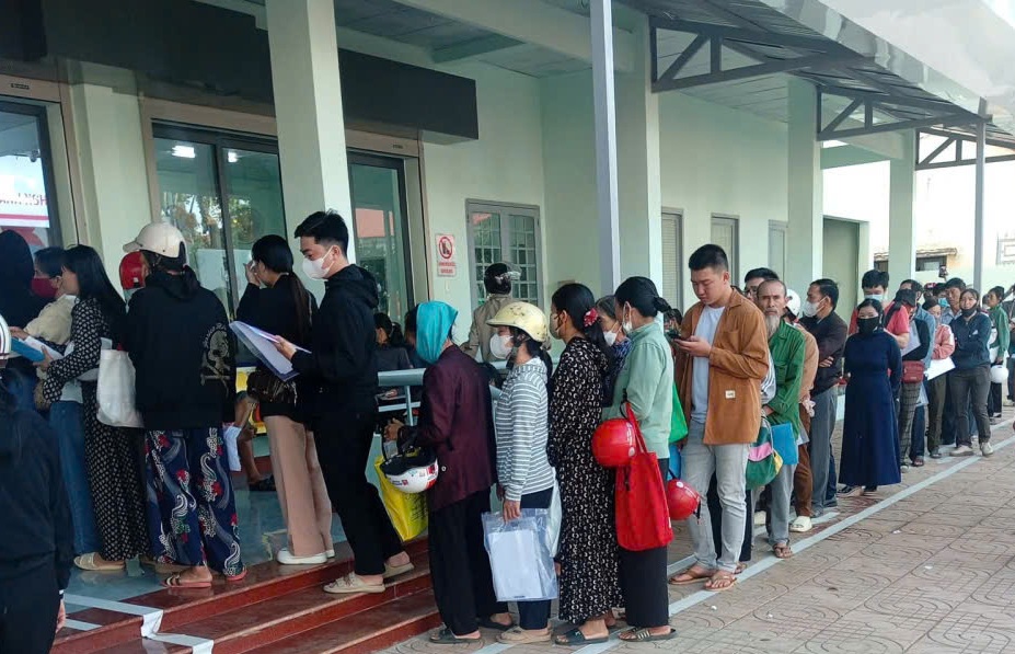 Người dân xếp hàng làm thủ tục tại Trung tâm phục vụ hành chính công xã Ea Kar - Ảnh: MXH