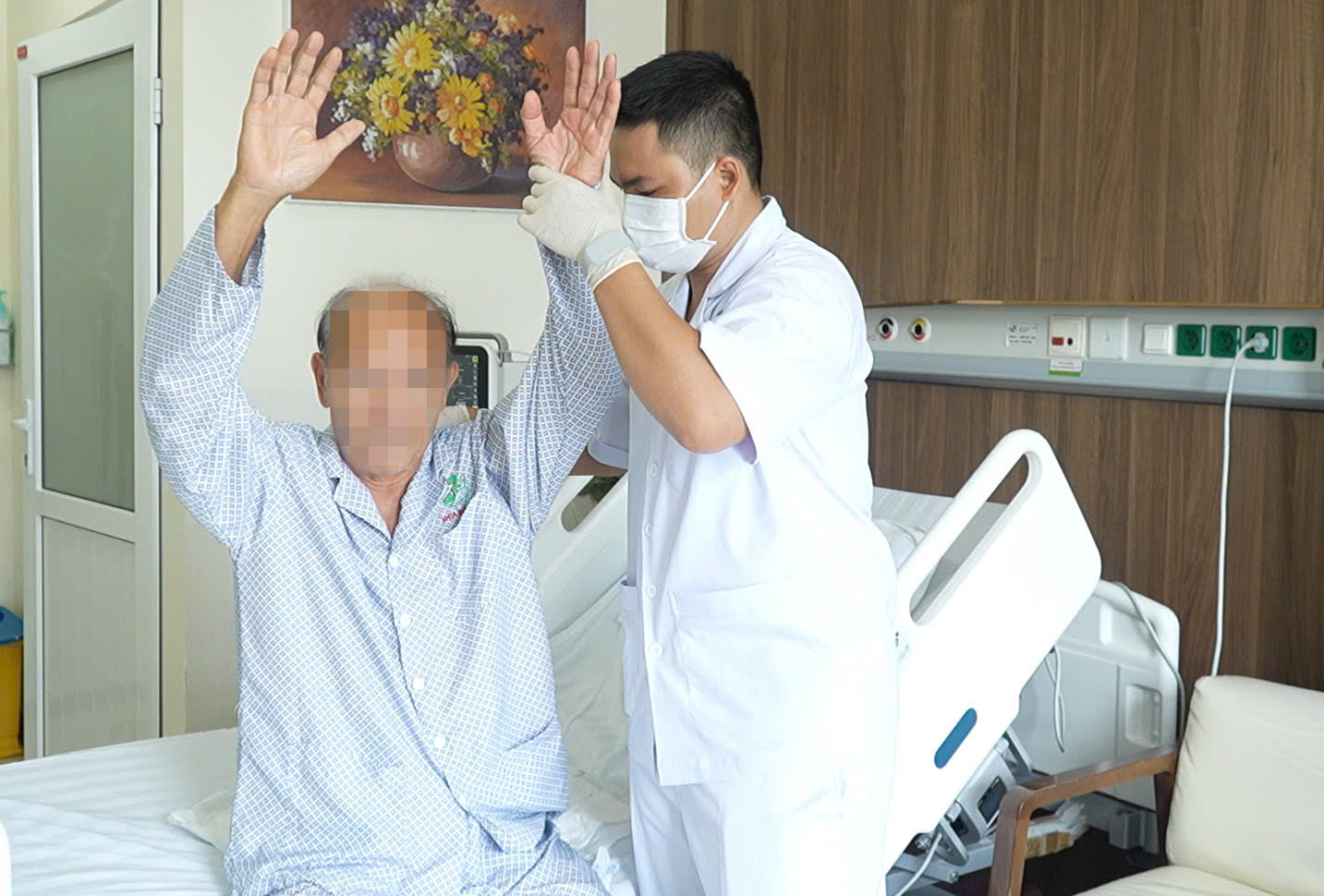 Nhân viên y tế Bệnh viện Quân y 175 hướng dẫn ông N. tập vật lý trị liệu, ảnh BVCC