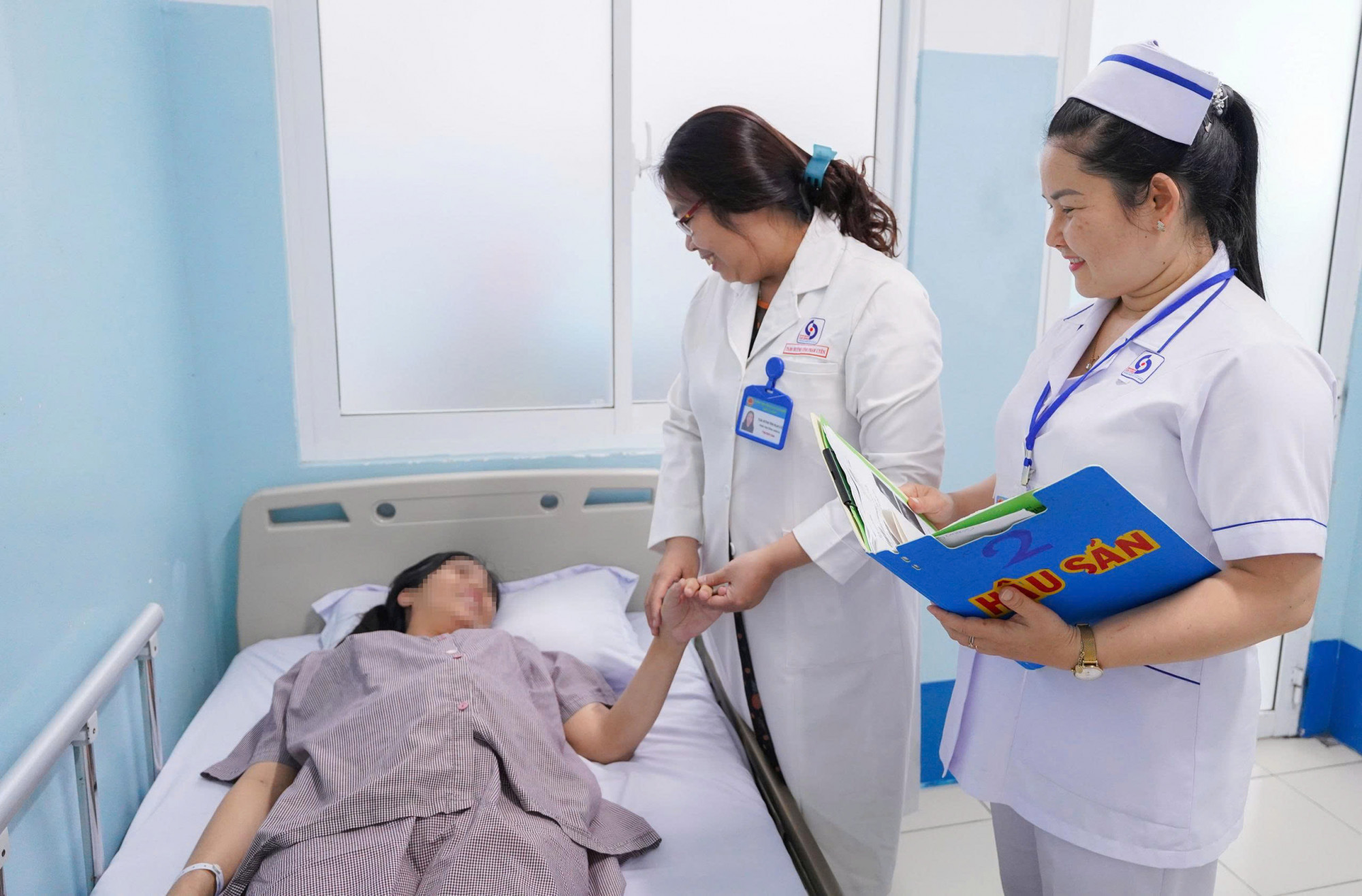 Sản phụ được bác sĩ thăm khám sau ca vượt cạn (ảnh BVCC)