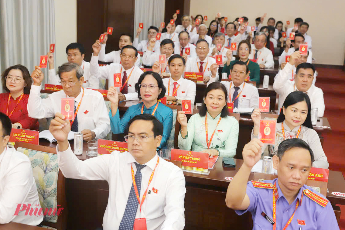 Các đại biểu tham gia biểu quyết các nội dung tại Đại hội 