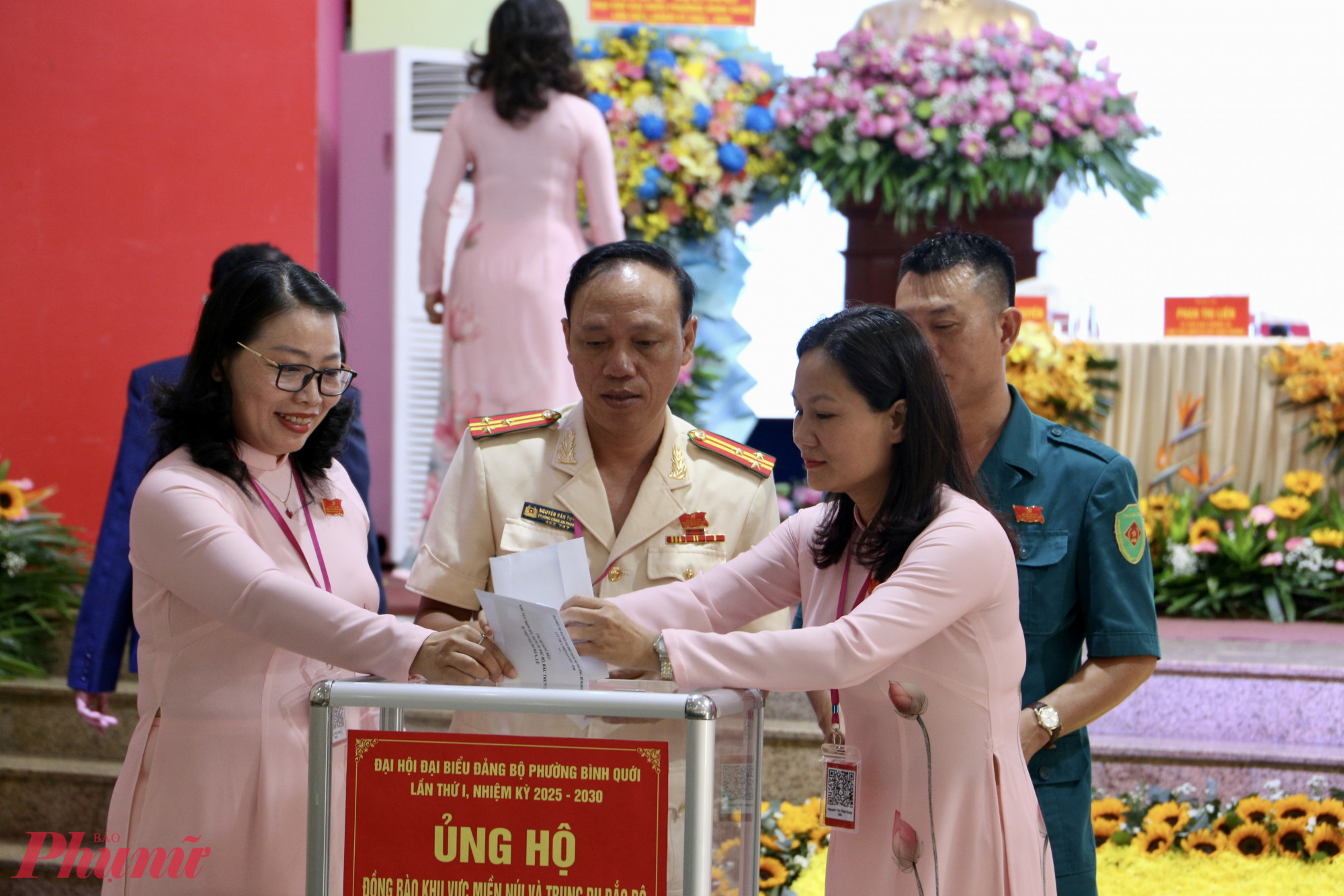 Các đại biểu Đại hội Đảng bộ phường Bình Quới ủng hộ đồng bào bị thiệt hại do mưa lũ - Ảnh: Thanh Tâm