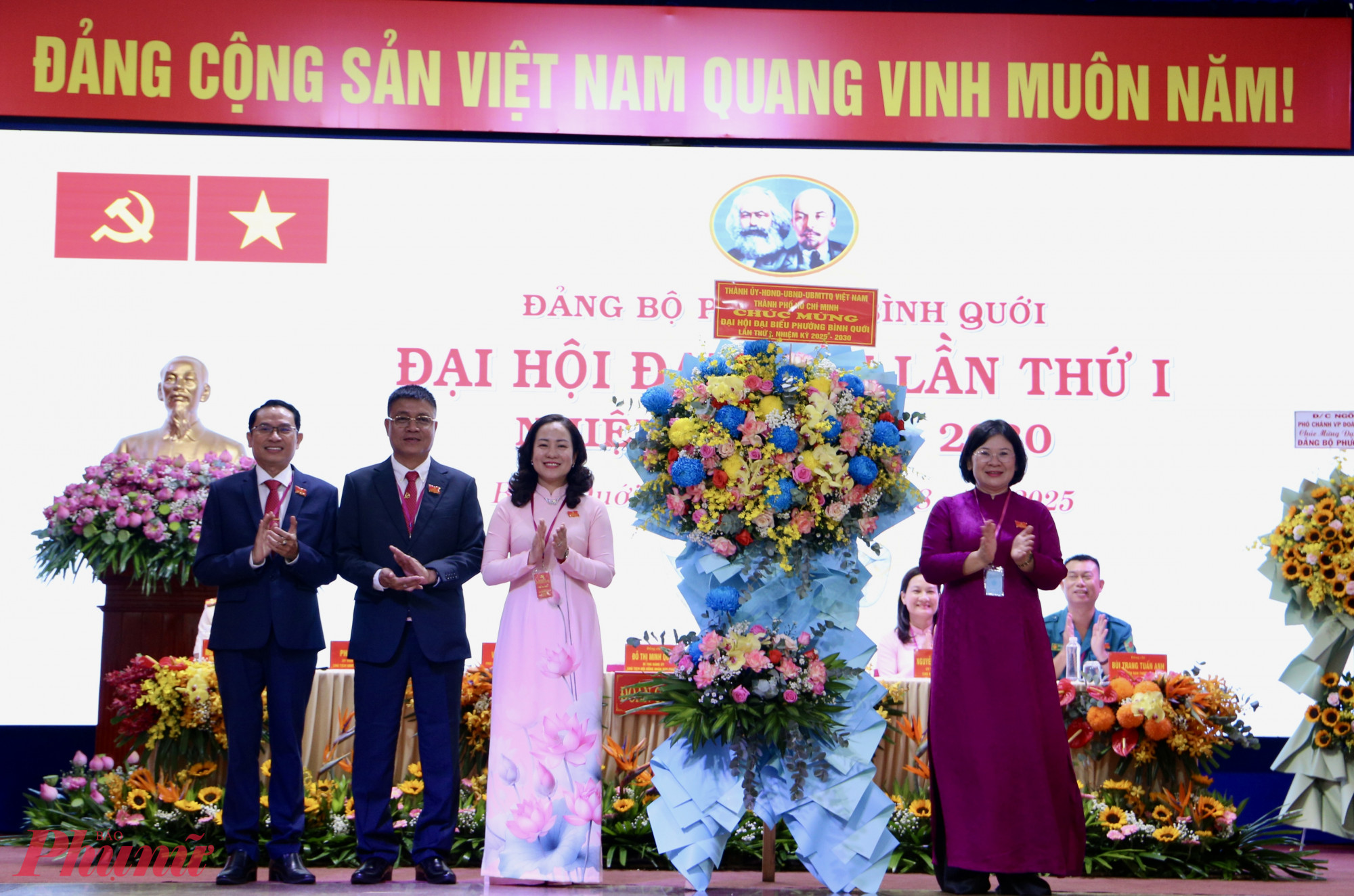 Lãnh đạo TPHCM tặng hoa chúc mừng Đại hội đại biểu lần thứ I, nhiệm kỳ 2025-2030 của phường Bình Quới - Ảnh: Thanh Tâm
