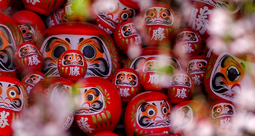 Đền Katsuo-ji có hàng ngàn búp bê daruma được đặt gọn gàng và cẩn thận khắp khuôn viên. Khi bước qua cổng, bạn sẽ được chào đón bởi hàng ngàn con mắt của búp bê daruma. Người dân thường đến đây để cầu nguyện cho hy vọng và ước mơ của họ. Địa chỉ: thành phố Minoh, tỉnh Osaka - Ảnh: Đền Katsuo-ji