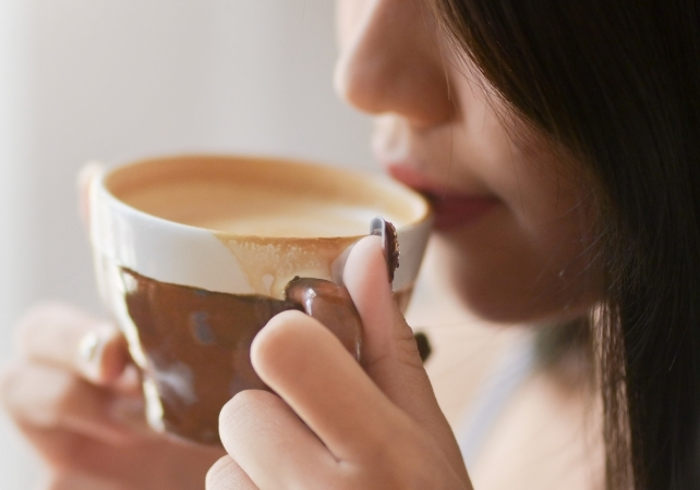 Uống trà, cà phê nóng mỗi ngày là thói quen của nhiều người. Nhưng ít ai ngờ rằng nhiệt độ của thức uống có liên quan đến nguy cơ mắc ung thư - Ảnh: Bongkarn Thanyakij/Pexels/Canva