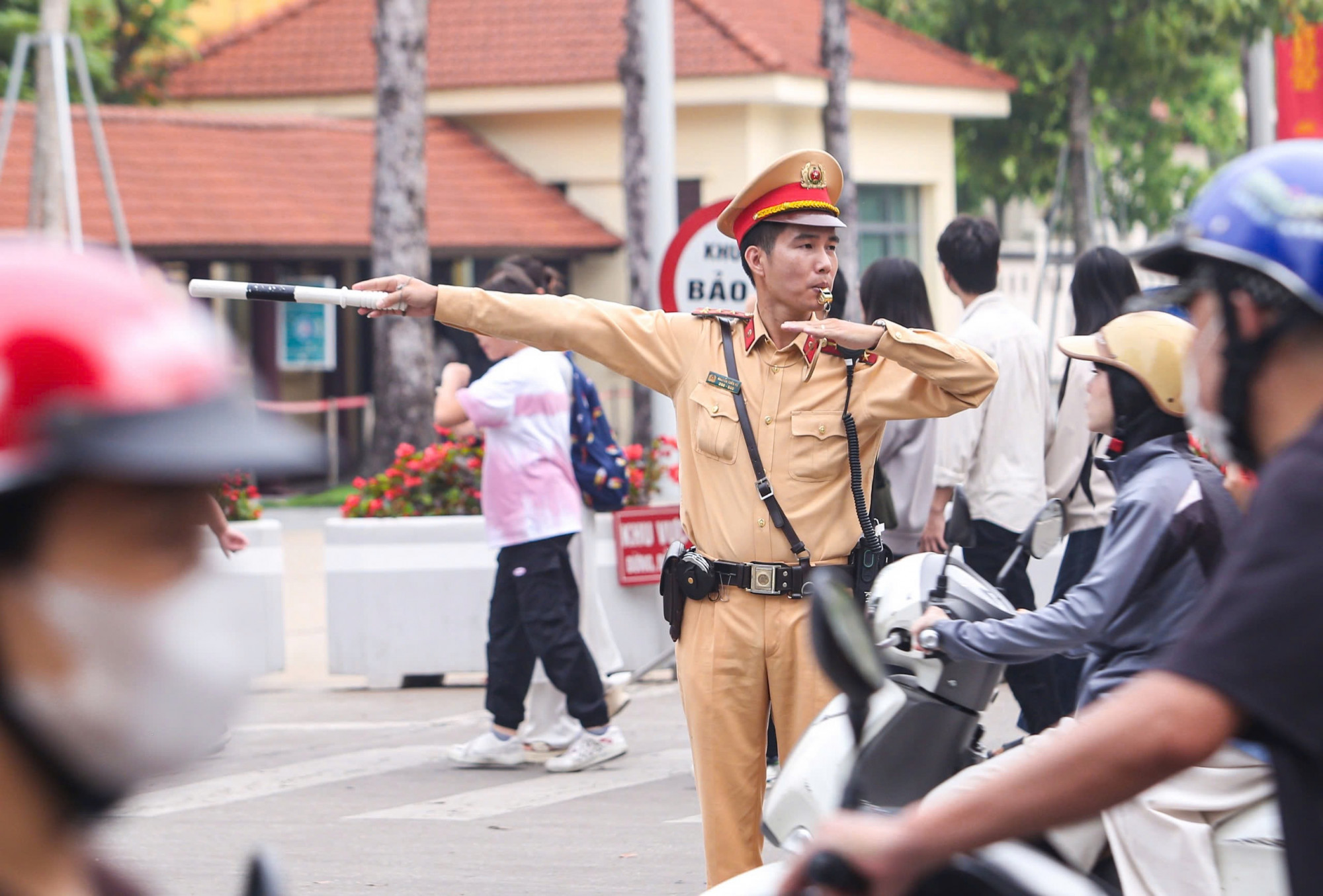 CSGT Hà Nội chỉ huy điều khiển giao thông. Ảnh: Công an Hà Nội