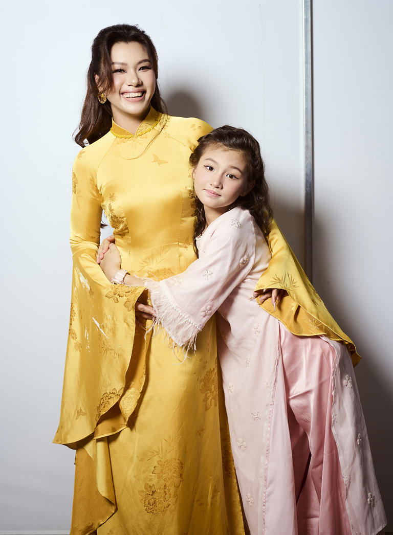 Ở tuổi lên 9, bé Ailani sở hữu vẻ ngoài khiến nhiều người không khỏi trầm trồ. Con gái Phương Vy được khen xinh như “búp bê sống” với đôi mắt to tròn long lanh, sống mũi cao, nụ cười chúm chím cùng mái tóc xoăn dịu dàng.