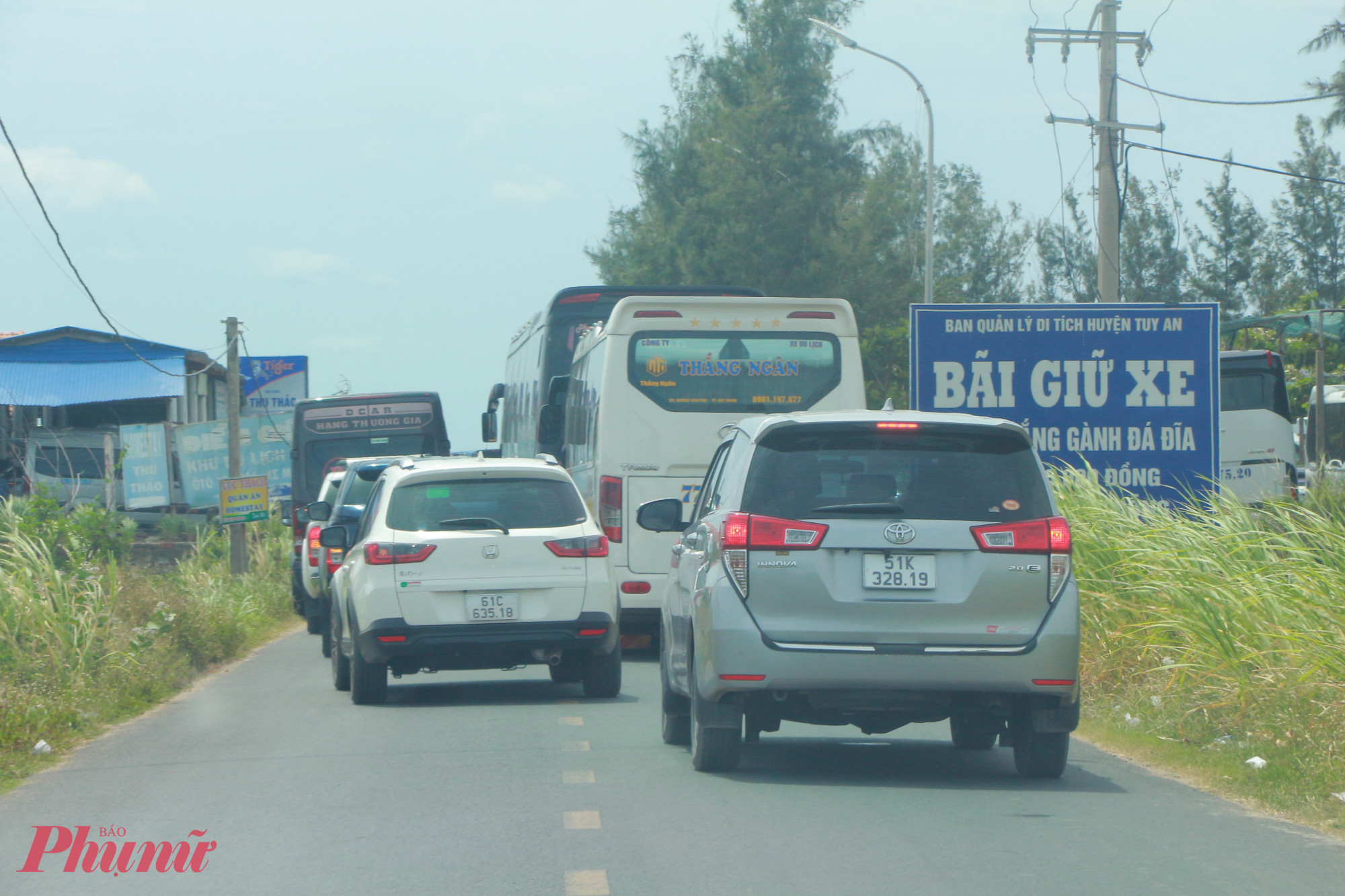 Lượng xe tấp nập ra vào Gành Đá Đĩa mỗi ngày.