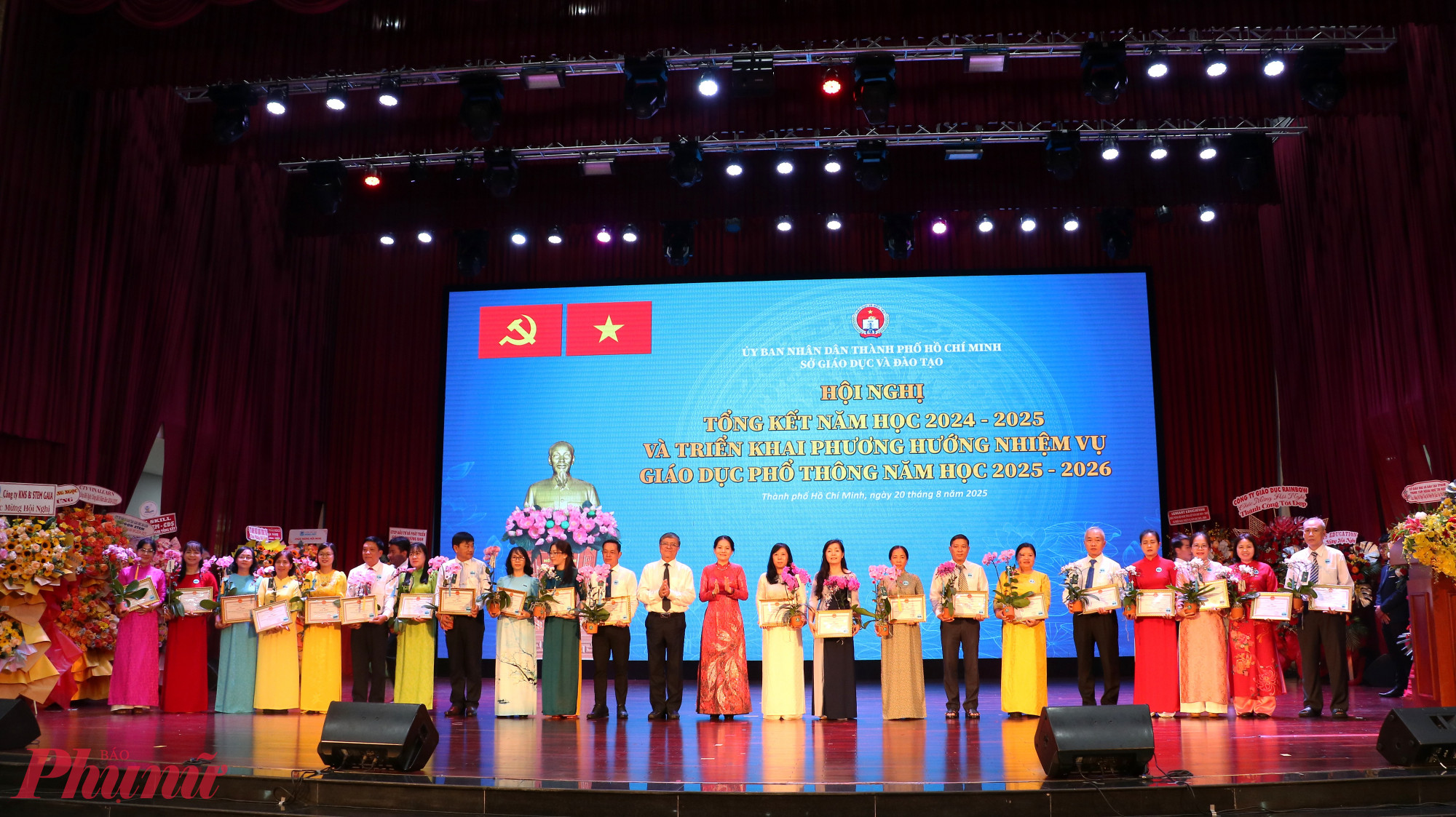 Dịp này, Sở GD-ĐT cũng khen thưởng 180 tập thể và 48 cá nhân có thành tích xuất sắc trong năm học 2024-2025 - Ảnh: Trang Thư