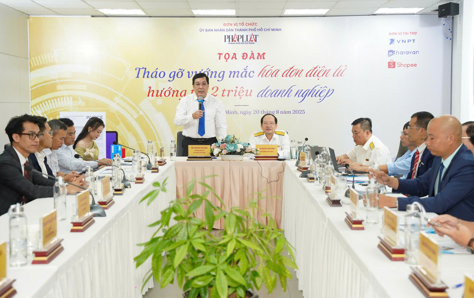 Các đại biểu, doanh nghiệp và tiểu thương tham dự tọa đàm - Ảnh: Thuận Văn