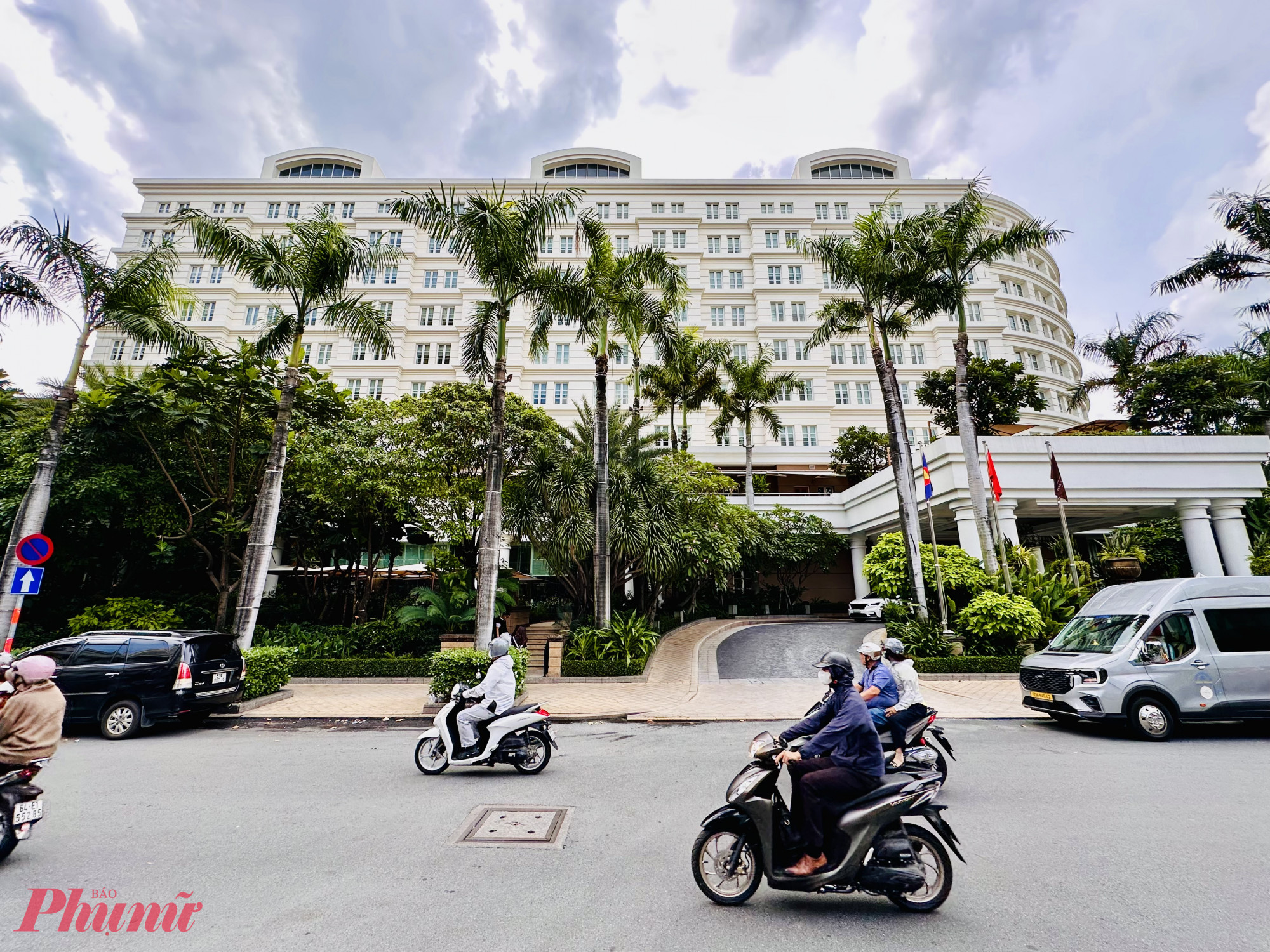Ở vị trị khách sạn Park Hyatt hiện nay, trước đây là cư xá Brink, nơi từng diễn ra  