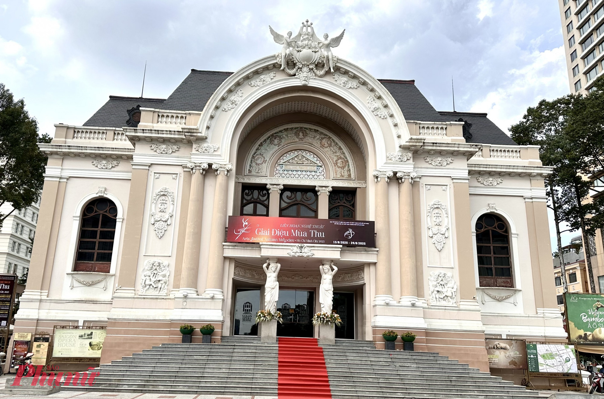 Nhà hát lớn các kiến trúc sư Félix Olivier, Ernest Guichard và Eugène Ferret xây dựng năm 1900 theo lối kiến trúc flamboyant, (tạm dịch: phong cách hoa mỹ, rực rỡ) là một giai đoạn cuối của kiến trúc Gothic, phát triển mạnh ở Pháp vào khoảng cuối thế kỷ XIV đến đầu thế kỷ XVI.