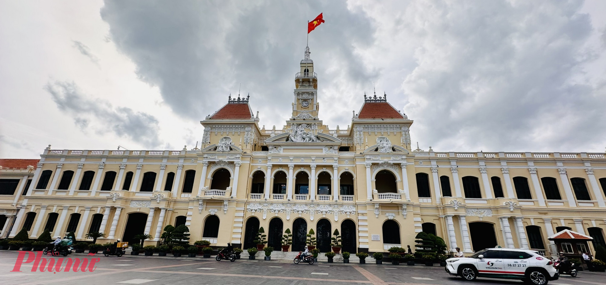 Trụ sở UBND TPHCM, công trình kiến trúc giao thoa giữa kiến trúc Pháp và kiến trúc Ý giai đoạn Phục Hưng, đã được Bộ Văn hóa Thể thao và Du lịch xếp hạng di tích cấp quốc gia.